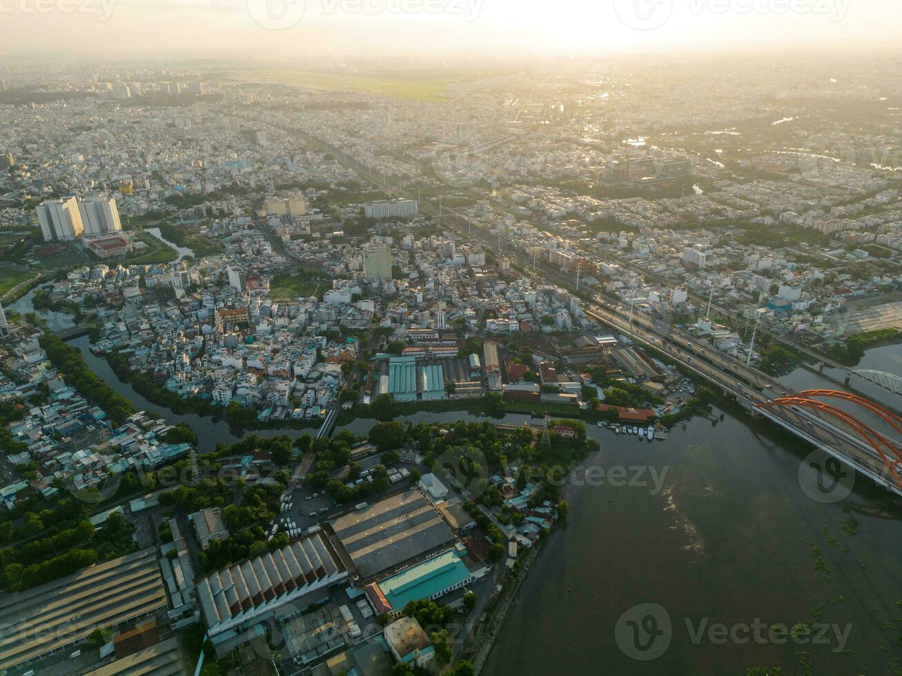 panoramisch visie van Saigon, Vietnam van bovenstaand Bij ho chi minh de stad centraal bedrijf wijk. stadsgezicht en veel gebouwen, lokaal huizen, bruggen, rivieren foto