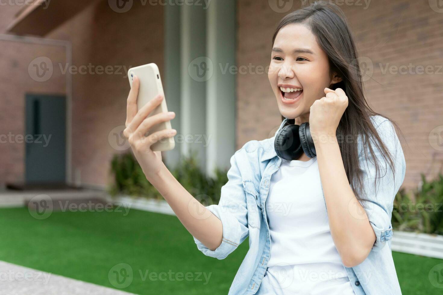 mooi leerling Aziatisch vrouw met verrassing aankondigen laatste examen. glimlach meisje gelukkig in college campus. portret vrouw Aan Internationale Azië Universiteit. opleiding, studie, school, gelukkig foto