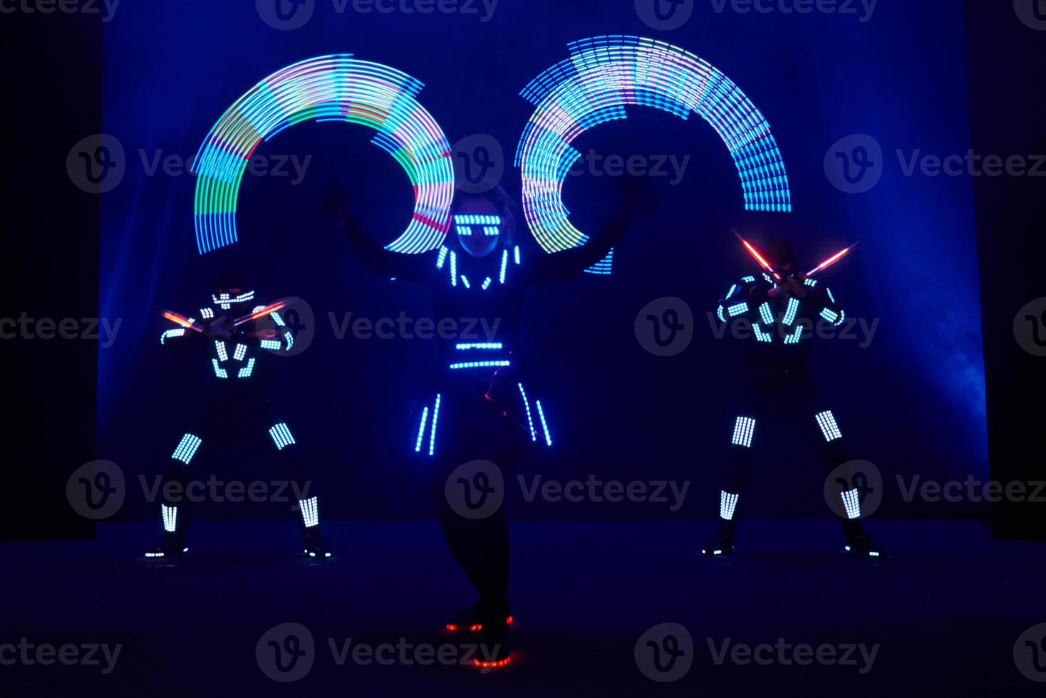 lasershow performance, dansers in led pakken met led lamp, zeer mooie nachtclub performance, party foto