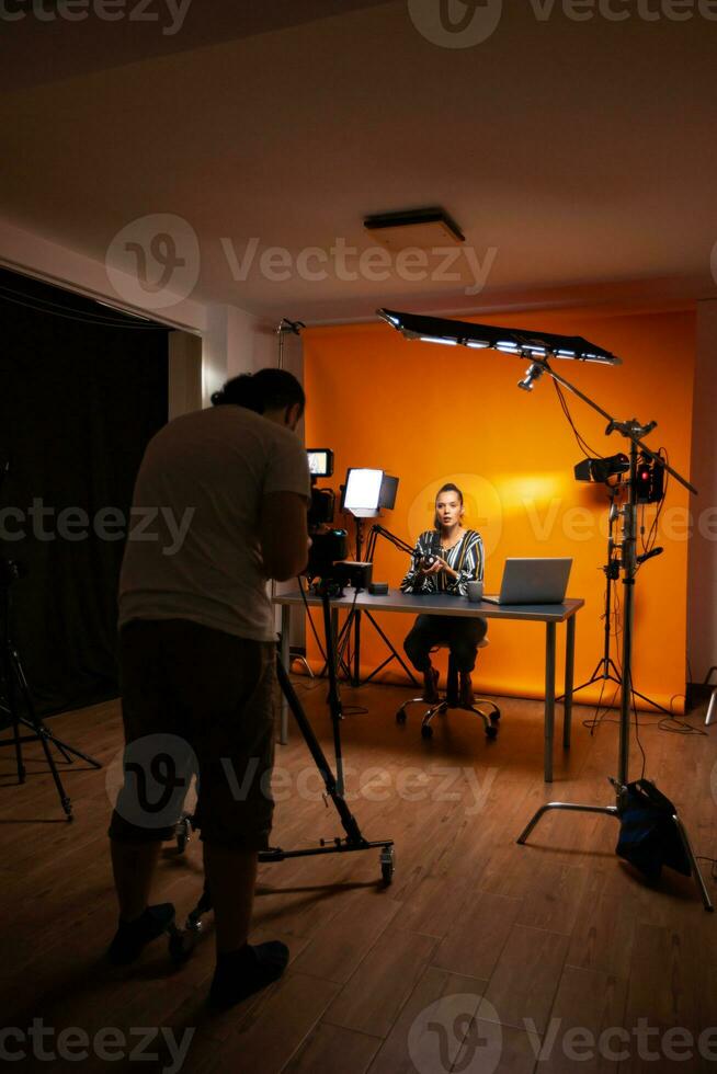 videograaf opname vlog voor beïnvloeder. inhoud Schepper nieuw media ster Aan sociaal media opname voor internet web online abonnees publiek nieuw podcast aflevering foto