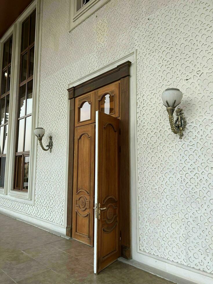ai gegenereerd interieur van een kamer met Arabisch patroon en houten deuren foto