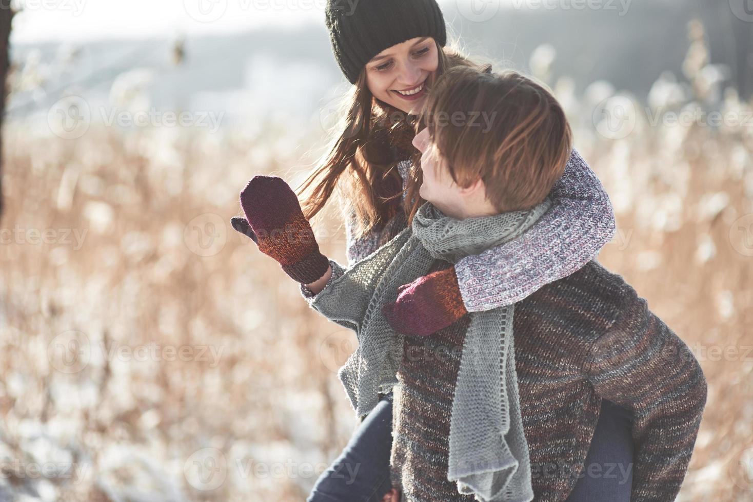 Kerstmis gelukkige paar verliefd omhelzing in besneeuwde winter koud bos, kopieer ruimte, nieuwjaarsfeest, vakantie en vakantie, reizen, liefde en relaties foto