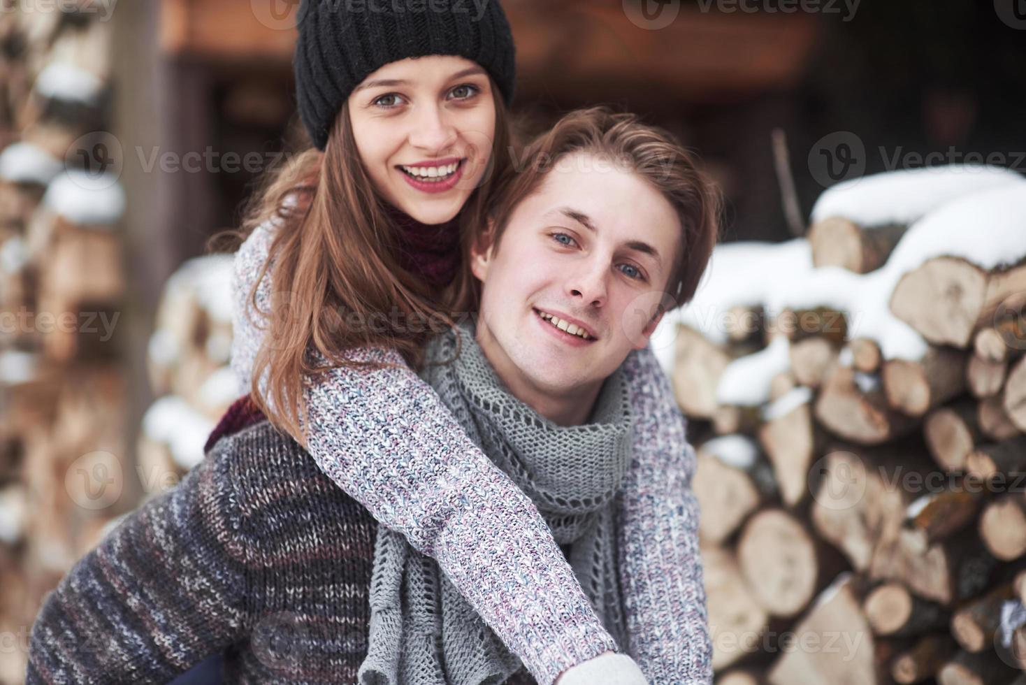 paar heeft plezier en lacht. kus. jonge hipster paar knuffelen elkaar in winter park. winter liefdesverhaal, een mooi stijlvol jong stel. wintermodeconcept met vriend en vriendin foto