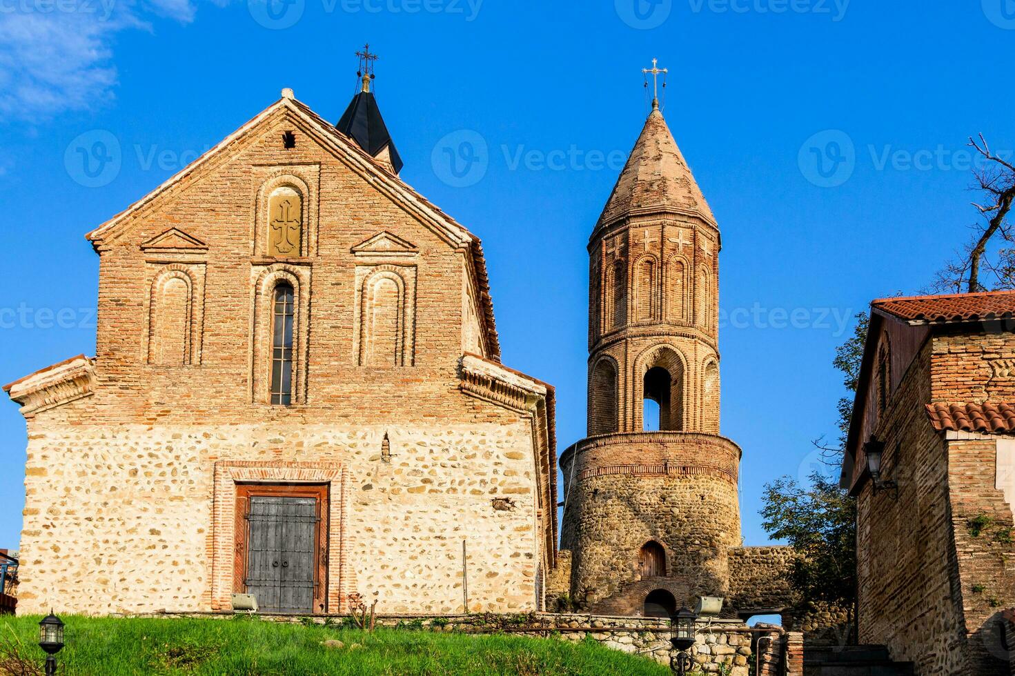 voorkant visie van kerk van st George in bewegwijzering stad- foto