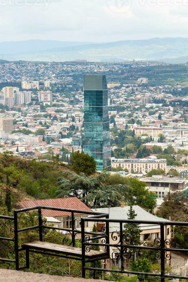 gezichtspunt Aan monteren mtatsminda en visie van tbilisi foto