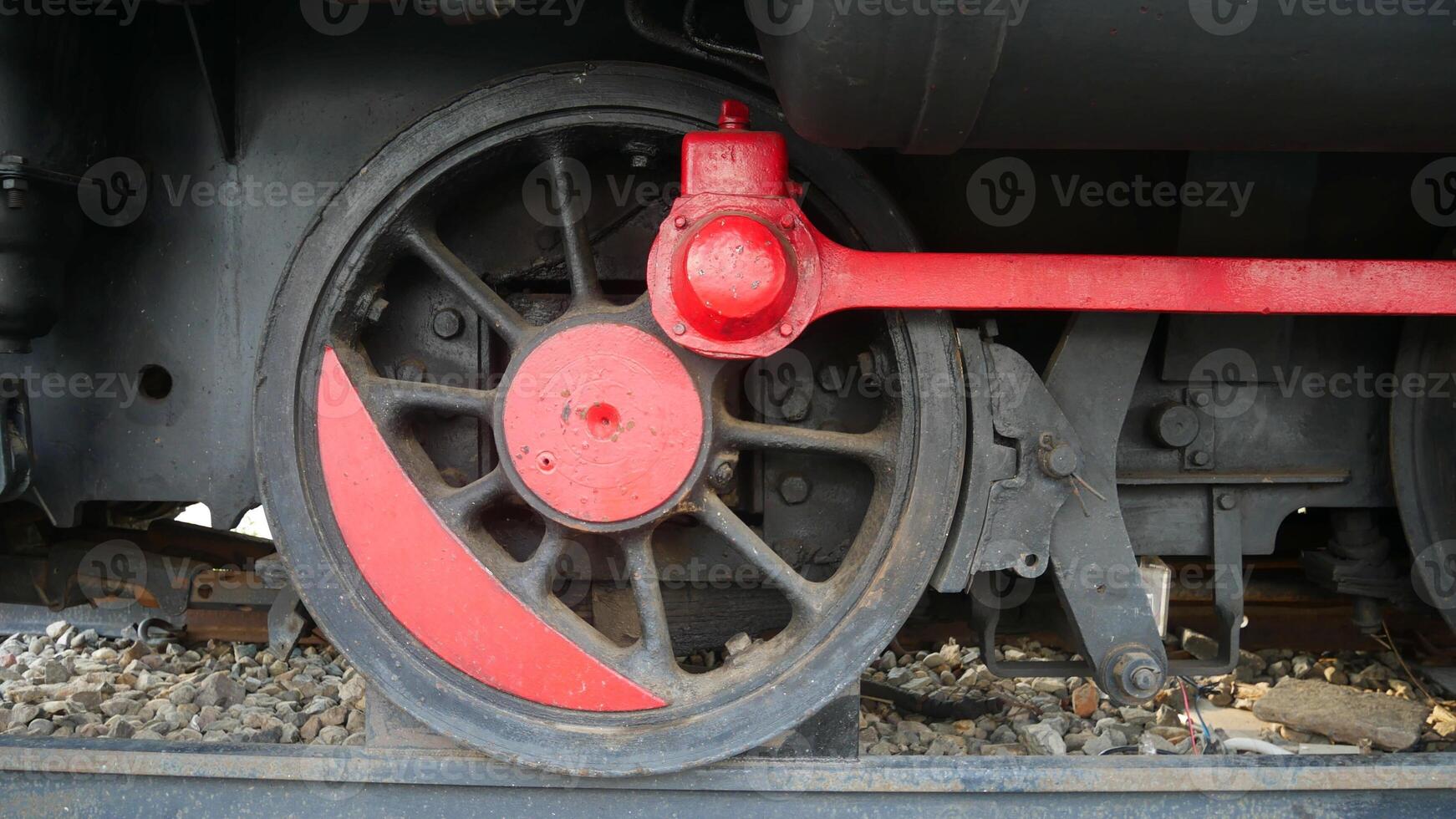 close-up van opnieuw geverfd oud locomotiefwiel foto