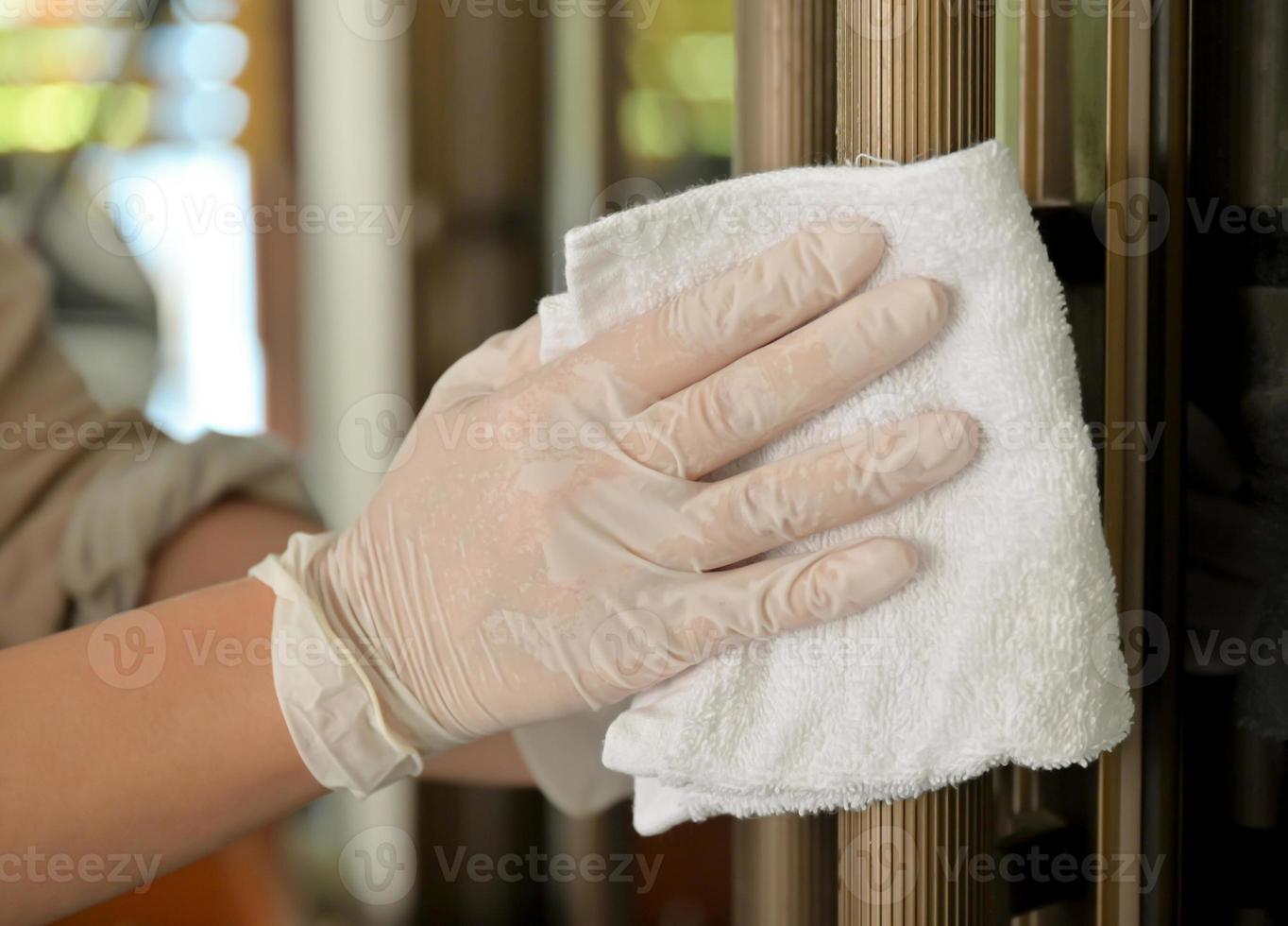 close-up shot van reinigingsdoekjes bij de deurklinken om ziekte te voorkomen. foto