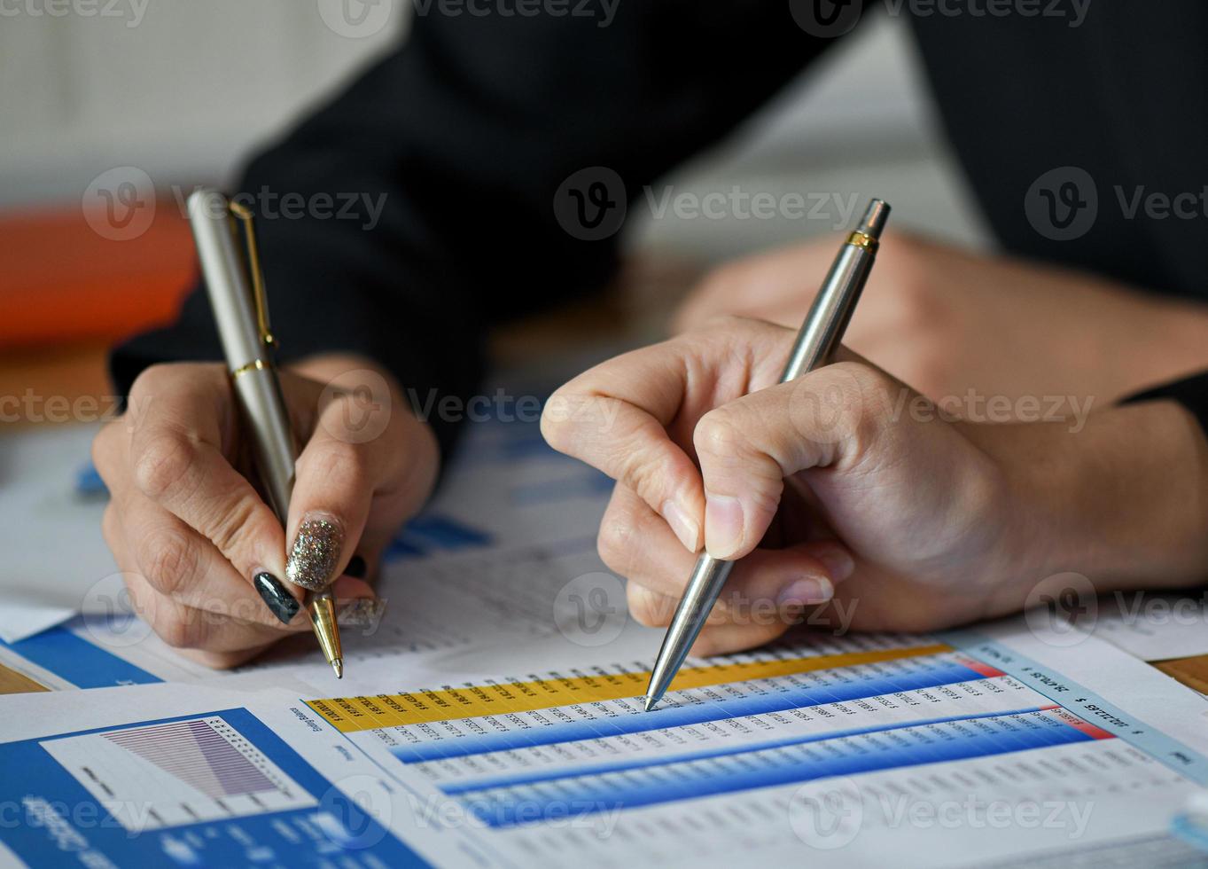 start bedrijfsconcepten, nieuw kantoorpersoneel analyseert gegevens uit grafieken. foto