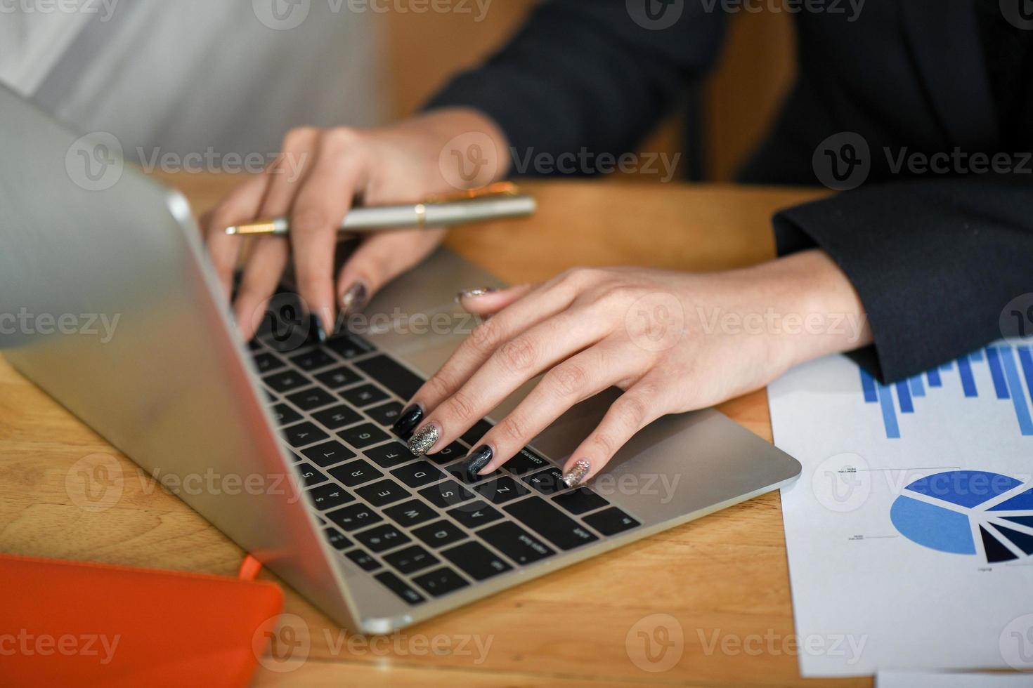 vrouwelijke leidinggevenden gebruiken laptopcomputer op kantoor. foto