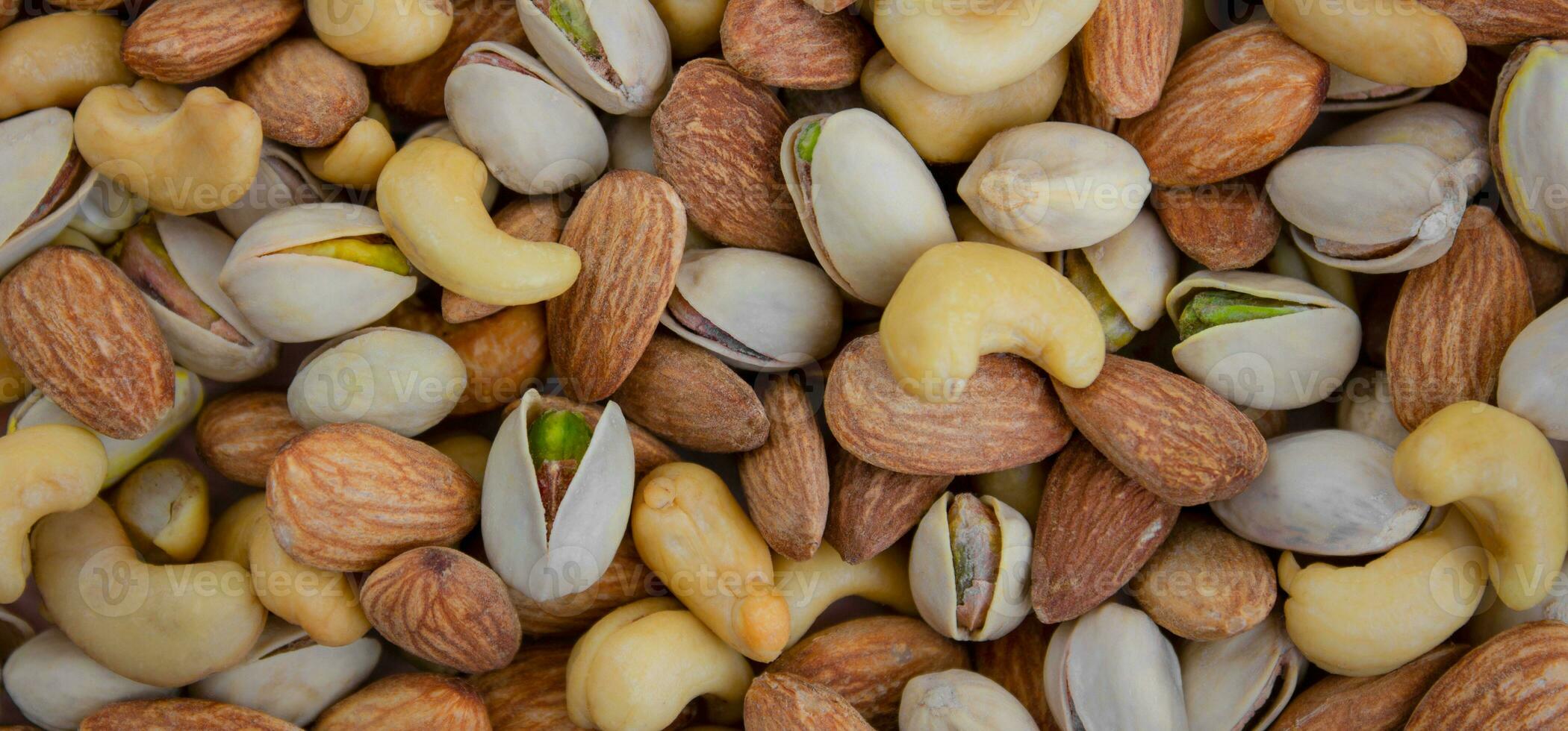 mengen van noten dichtbij omhoog. concept van gezond aan het eten. banier foto