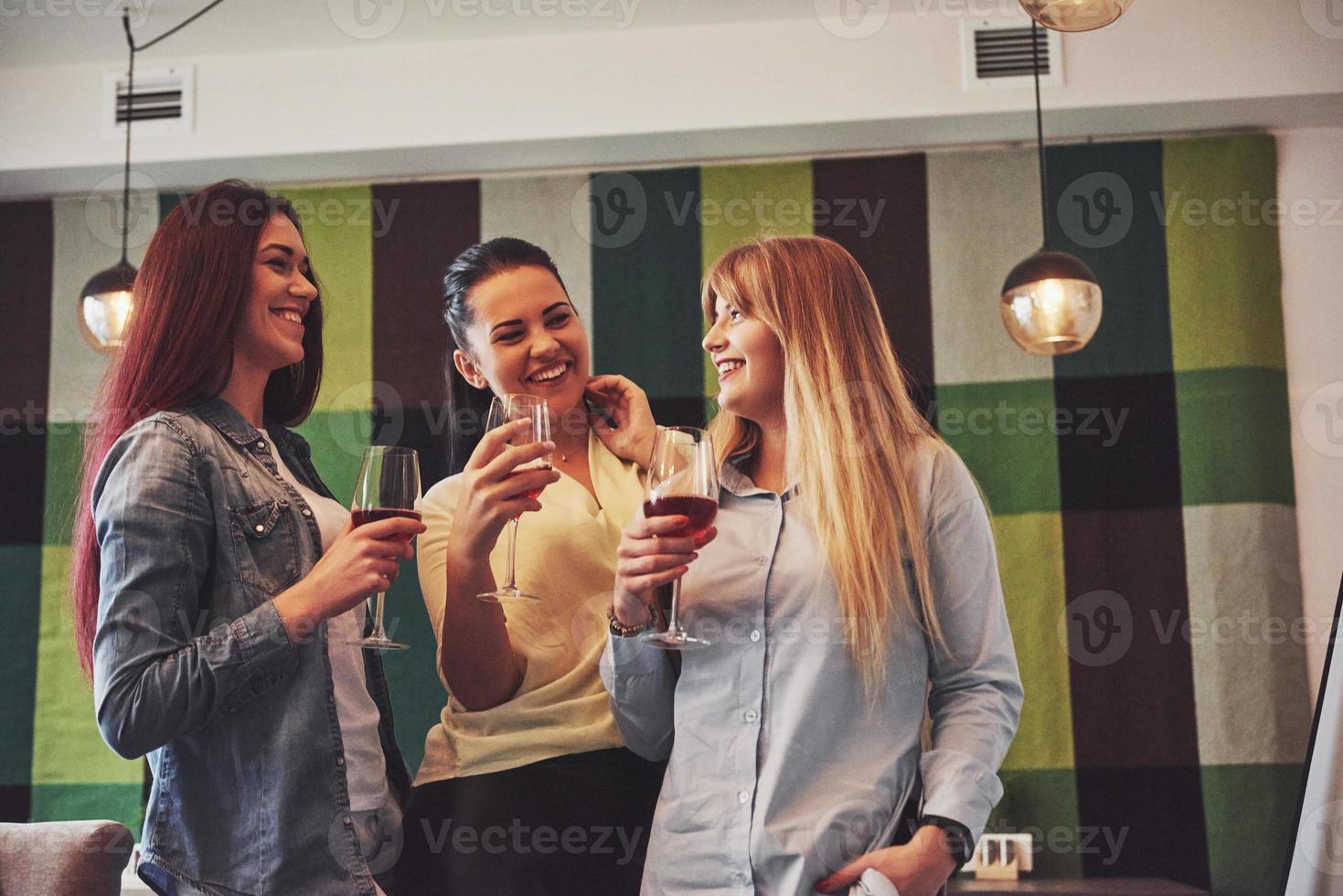 foto presenteren gelukkige groep vrienden met rode wijn