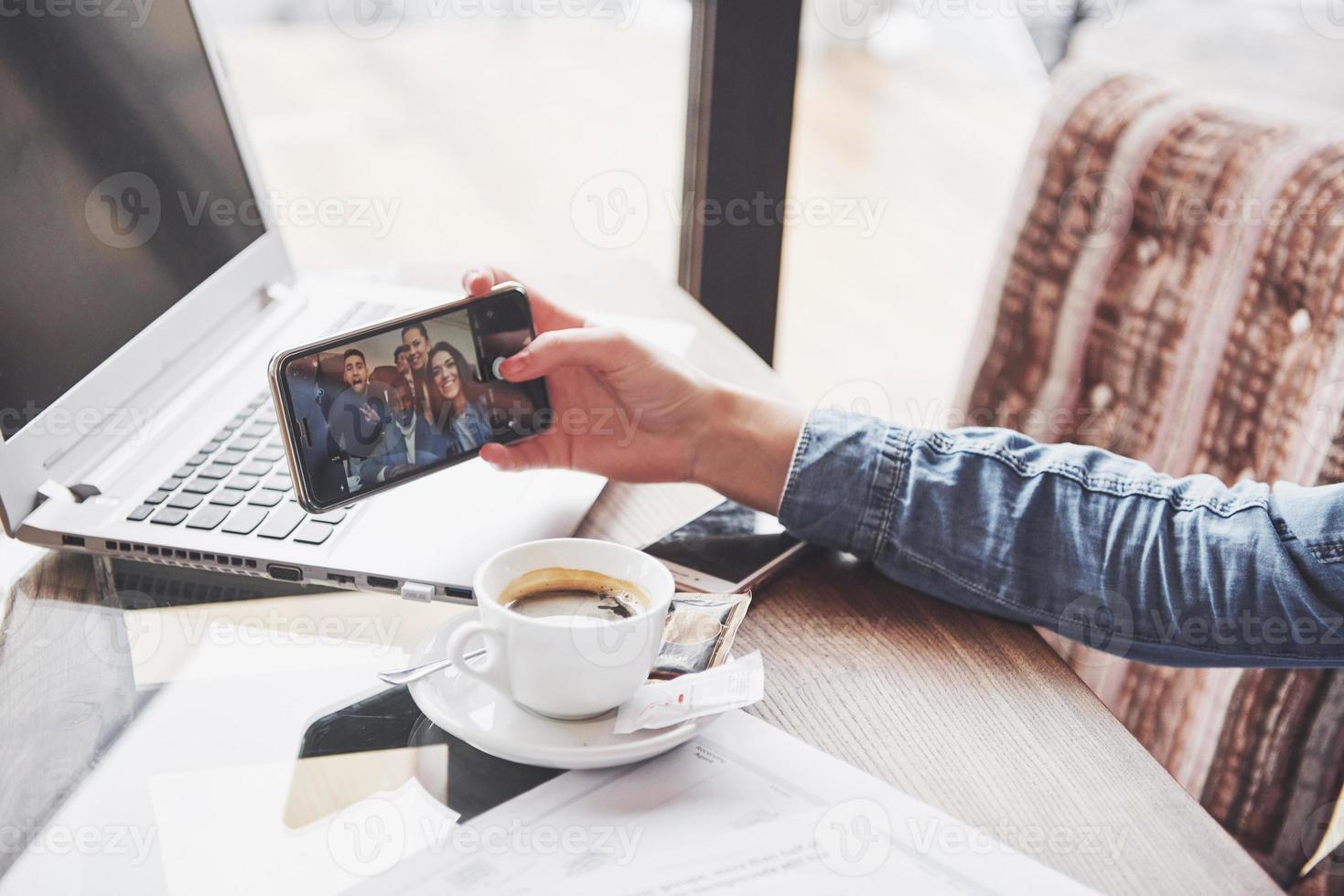 selfie tijd. knappe vrienden die selfie maken en glimlachen terwijl ze in de pub rusten foto