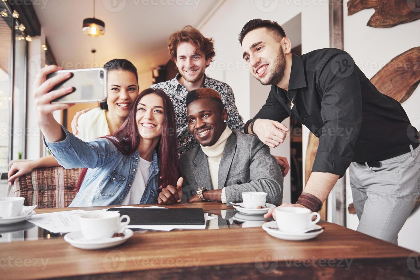 selfie van jonge lachende tieners die samen plezier hebben. beste vrienden nemen selfie buitenshuis met achtergrondverlichting. gelukkig vriendschapsconcept met jonge mensen die samen plezier hebben foto