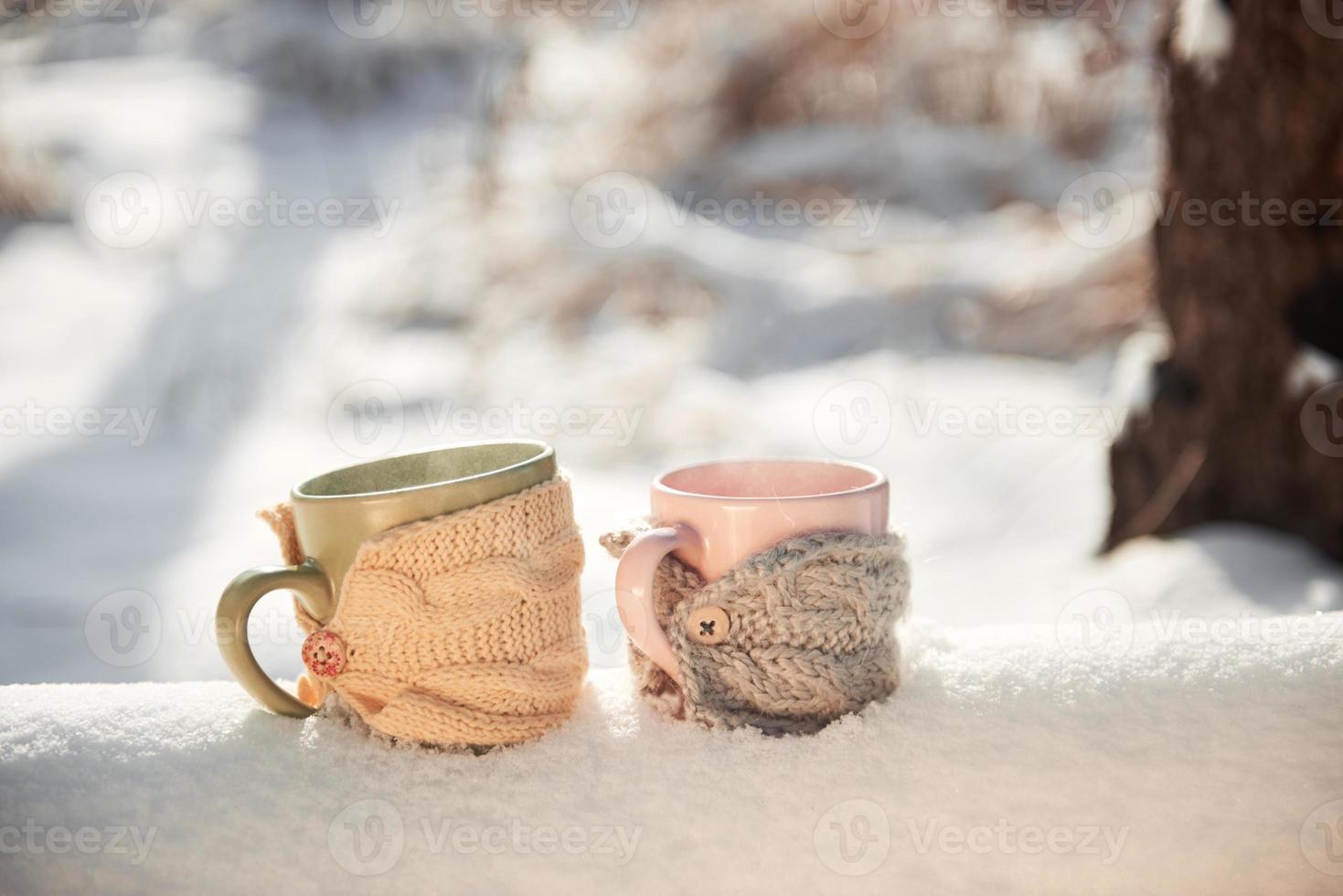 twee kopjes thee op achtergrond van een winterlandschap foto