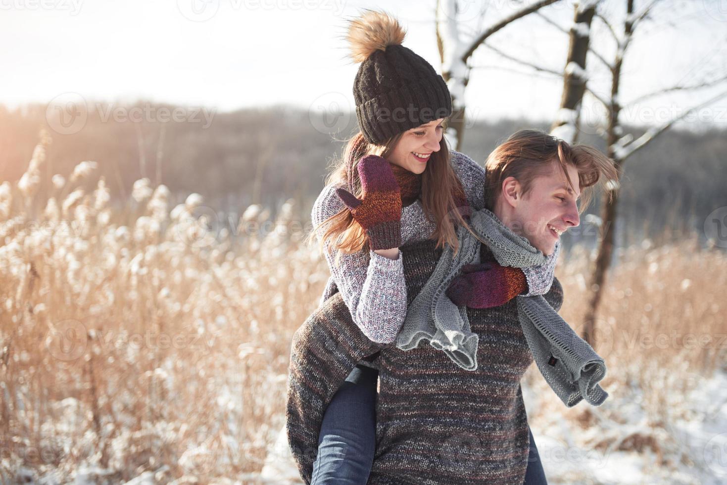 gelukkig paar speels samen tijdens de wintervakantie vakantie buiten in het sneeuwpark foto