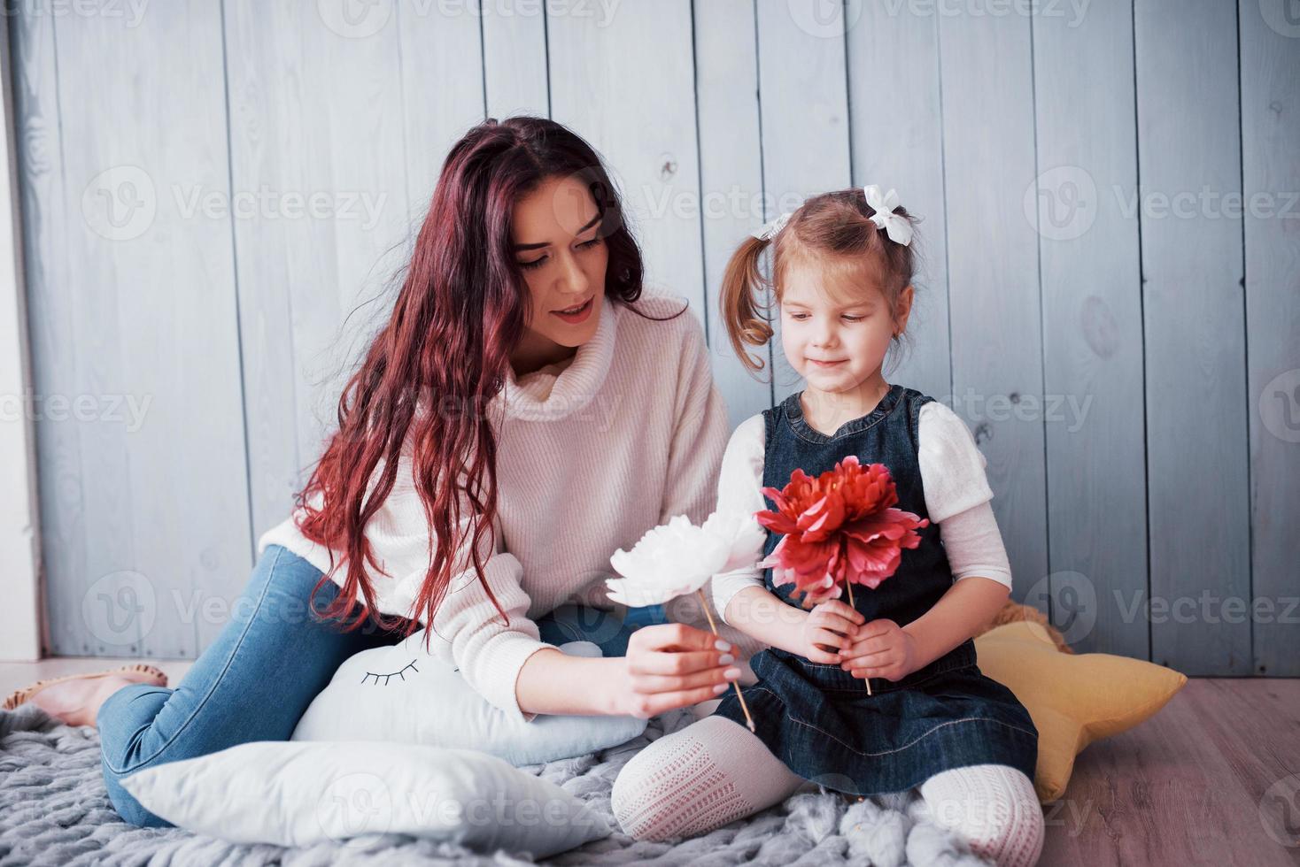 gelukkige liefdevolle familie. moeder en haar dochter kind meisje samen spelen foto