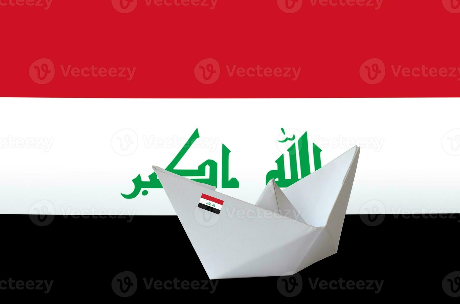 Irak vlag afgebeeld Aan papier origami schip detailopname. handgemaakt kunsten concept foto