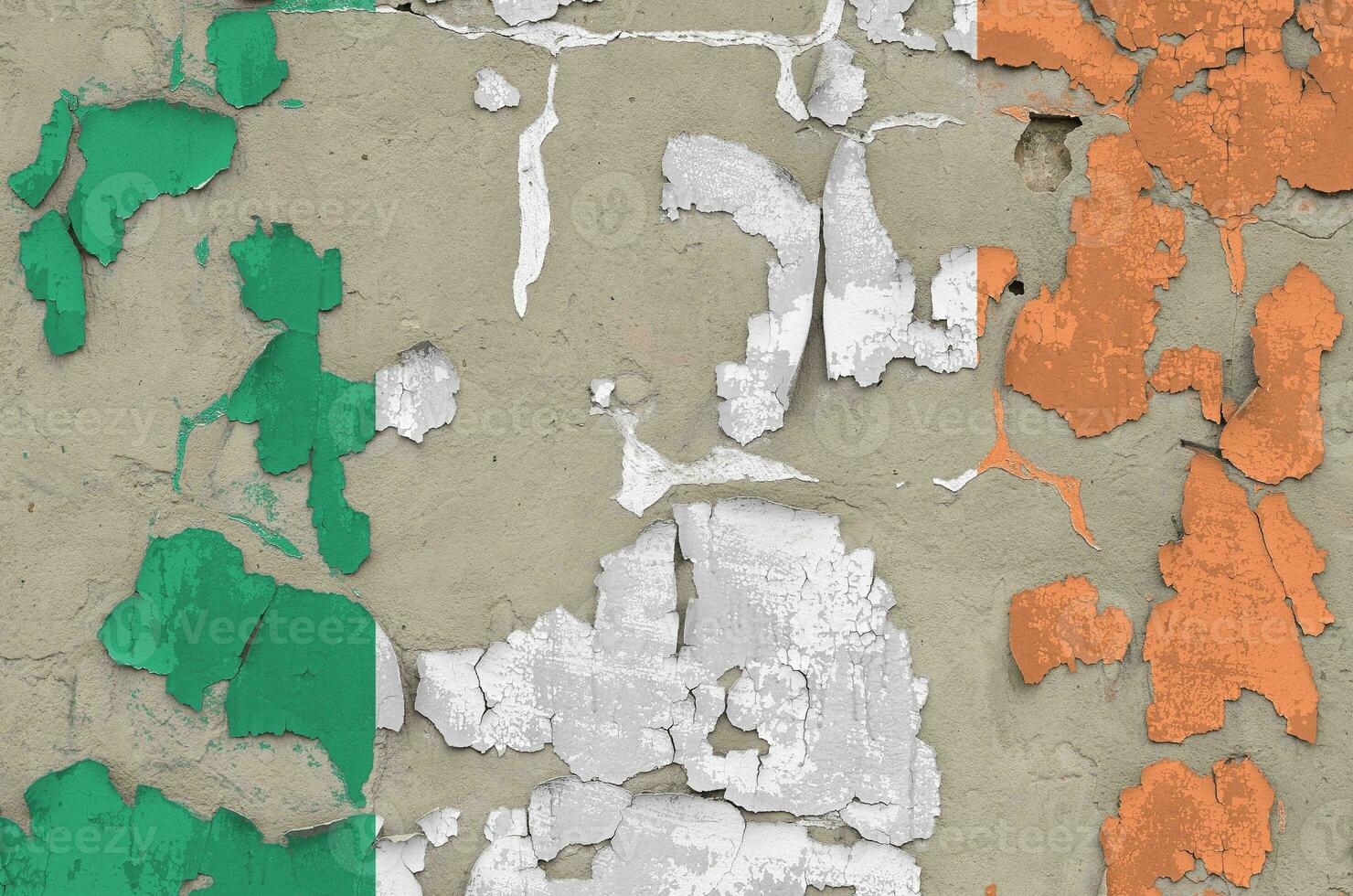 Ierland vlag afgebeeld in verf kleuren Aan oud verouderd rommelig beton muur detailopname. getextureerde banier Aan ruw achtergrond foto