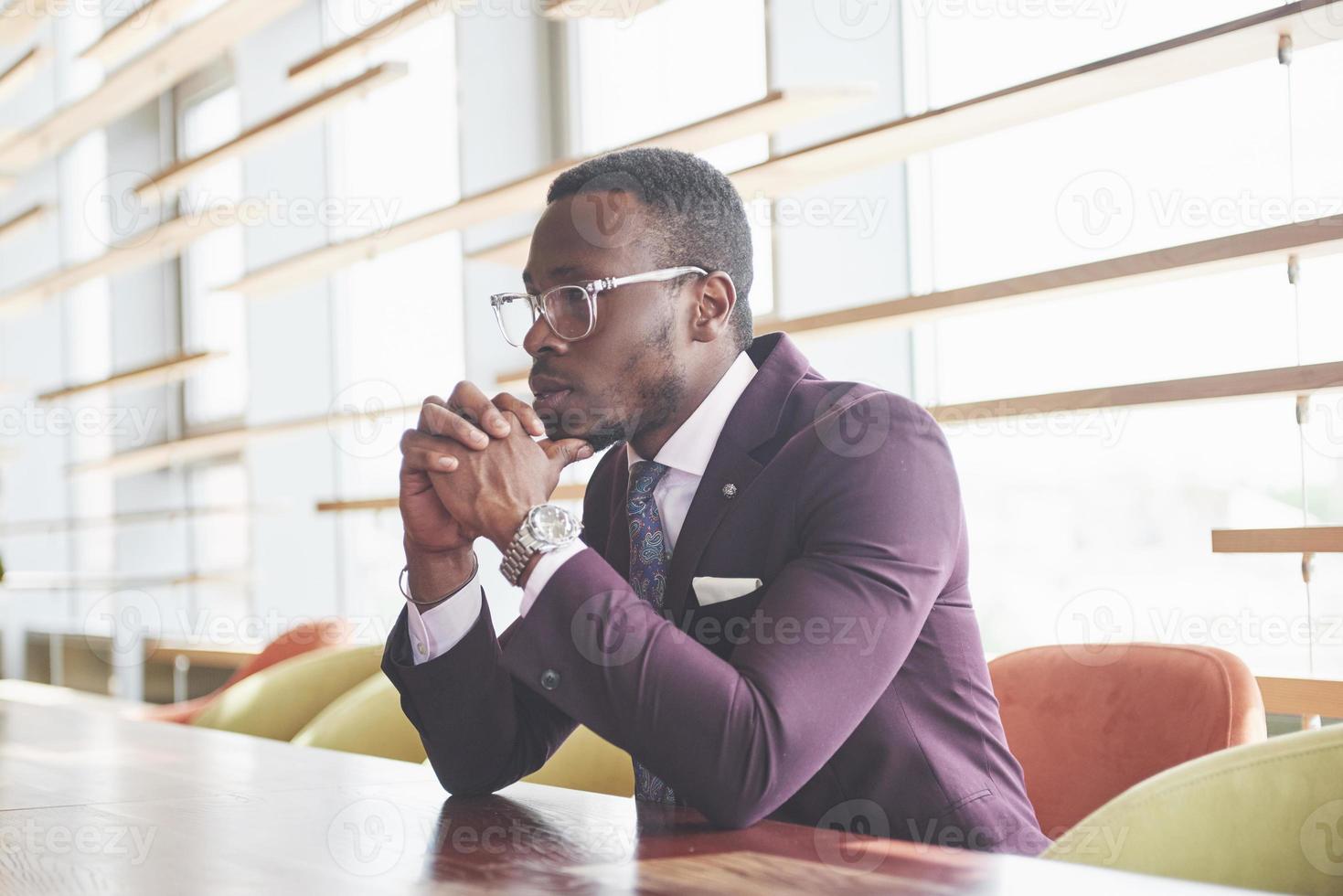 een mooie jonge Afro-Amerikaanse die over een serieus idee denkt. vertrouwen in het nemen van zakelijke beslissingen foto