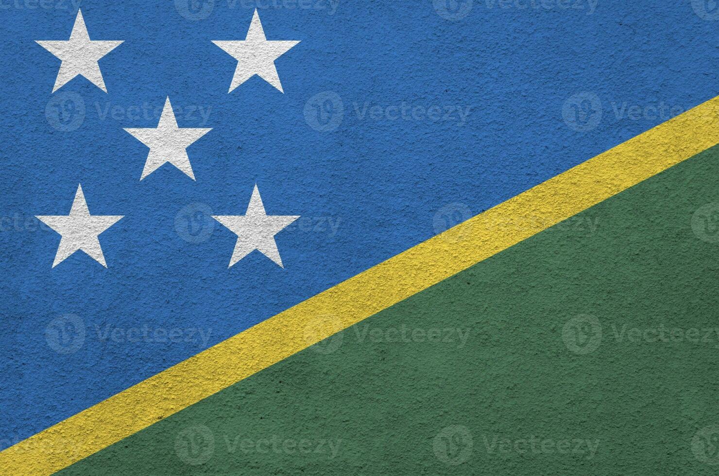 Solomon eilanden vlag afgebeeld in helder verf kleuren Aan oud Verlichting bepleistering muur. getextureerde banier Aan ruw achtergrond foto