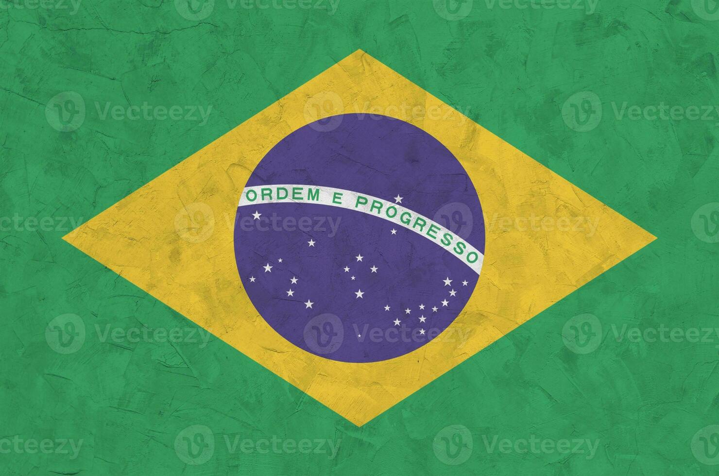 Brazilië vlag afgebeeld in helder verf kleuren Aan oud Verlichting bepleistering muur. getextureerde banier Aan ruw achtergrond foto