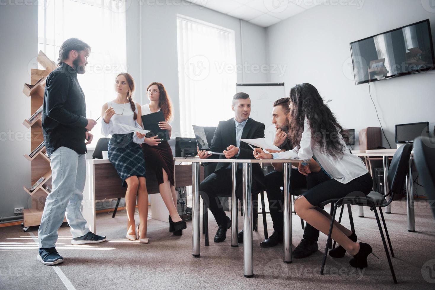 groep jonge zakenmensen die samenwerken en communiceren in een creatief kantoor foto