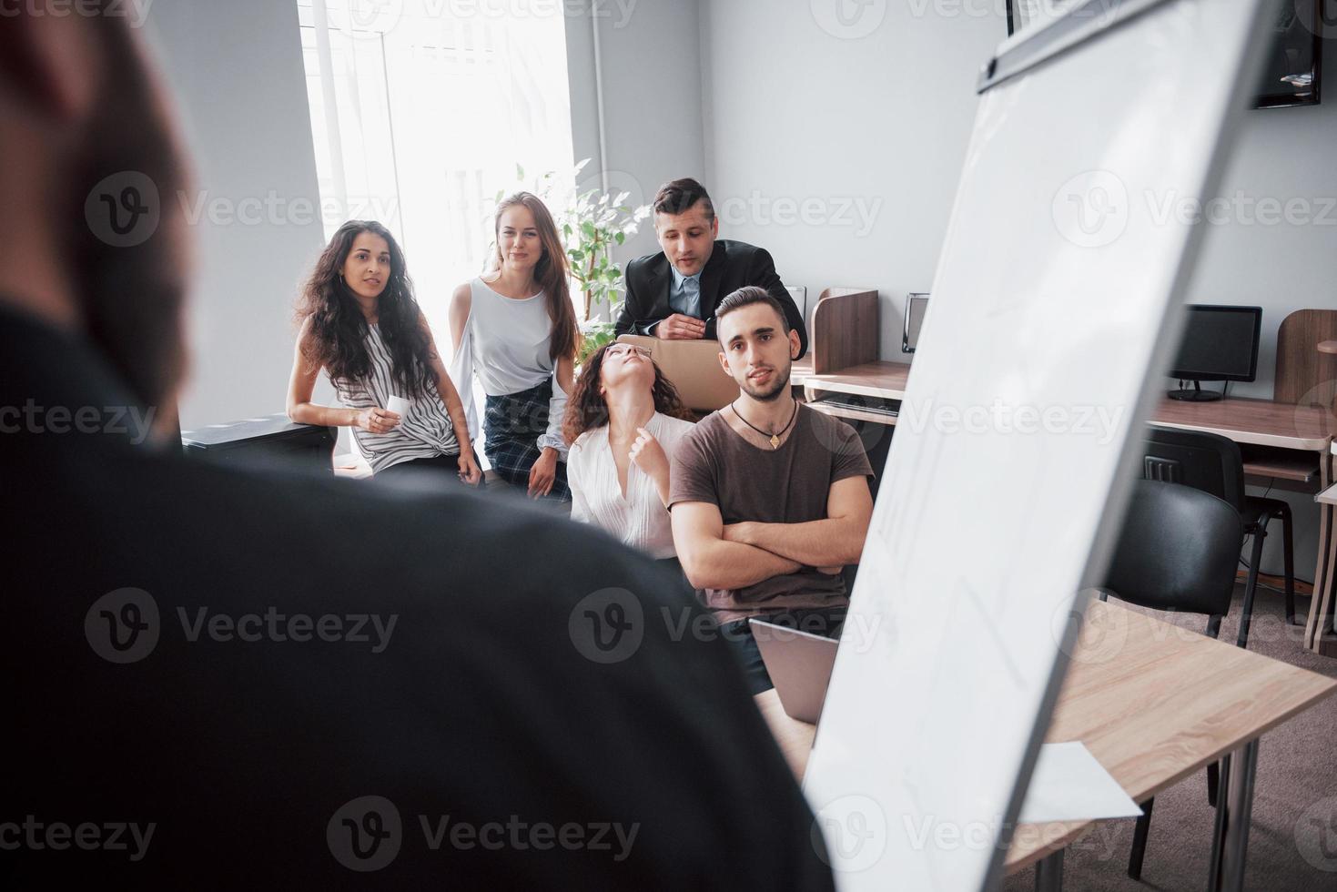 succesvolle zakenmensen praten en glimlachen tijdens hun kantoor. foto