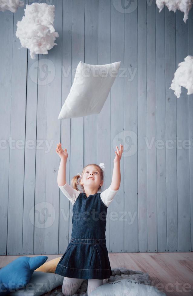 gelukkige familie de moeder en haar kindmeisje vechten kussens. gelukkige familie spelletjes foto