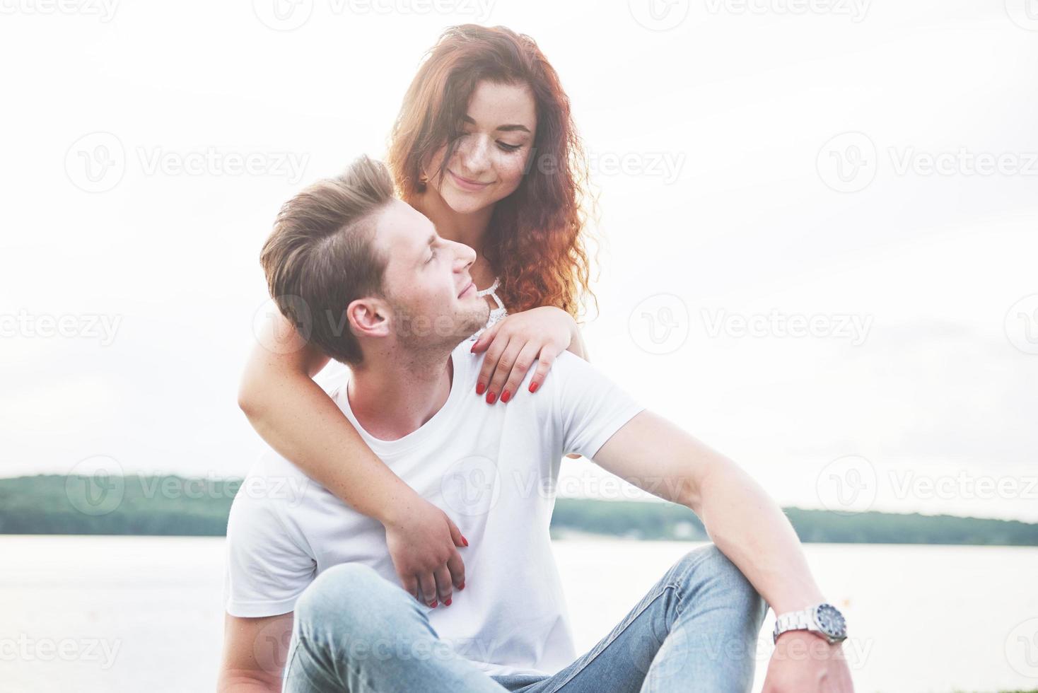 liefdevolle grappige speelse gelukkige paar op het strand. foto