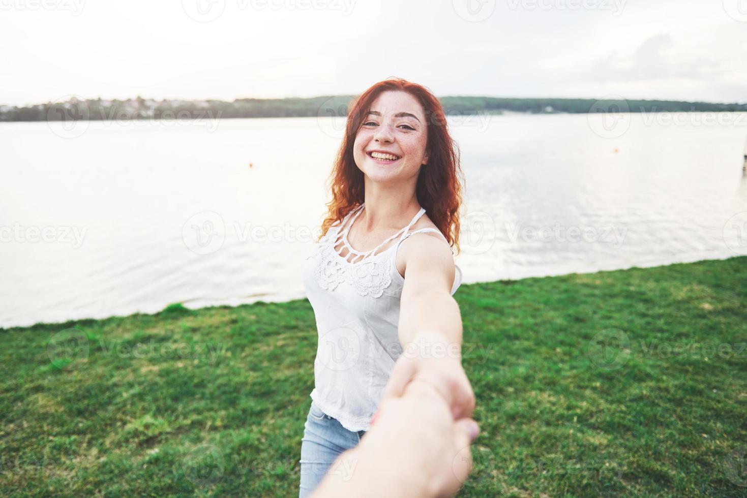 aantrekkelijke speelse vrouw buitenshuis foto