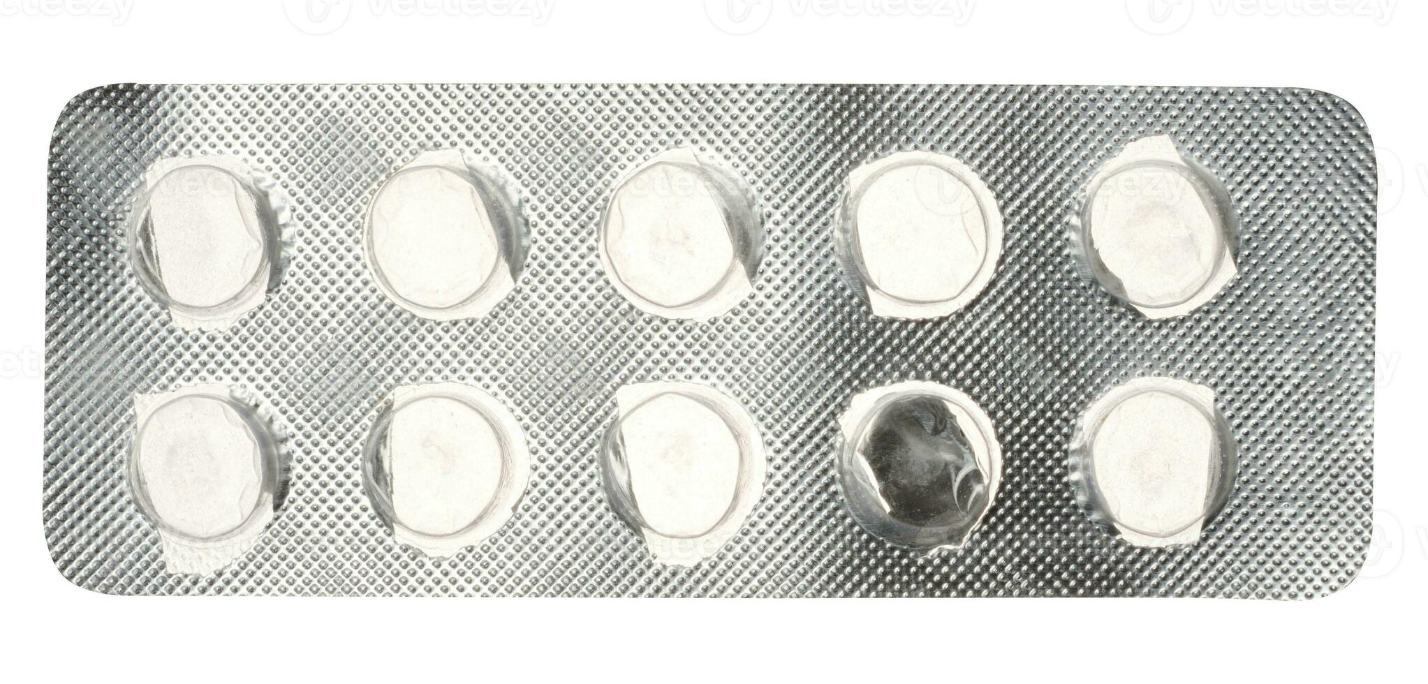 leeg blaar pak van ronde pillen Aan een wit geïsoleerd achtergrond foto