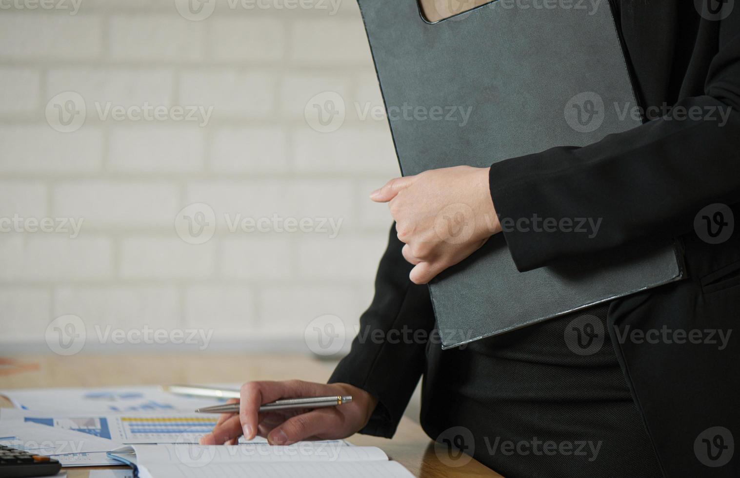 start bedrijfsconcepten, nieuwe generatie managers houden bestanden bij de hand en controleren werkgegevens uit grafieken. foto