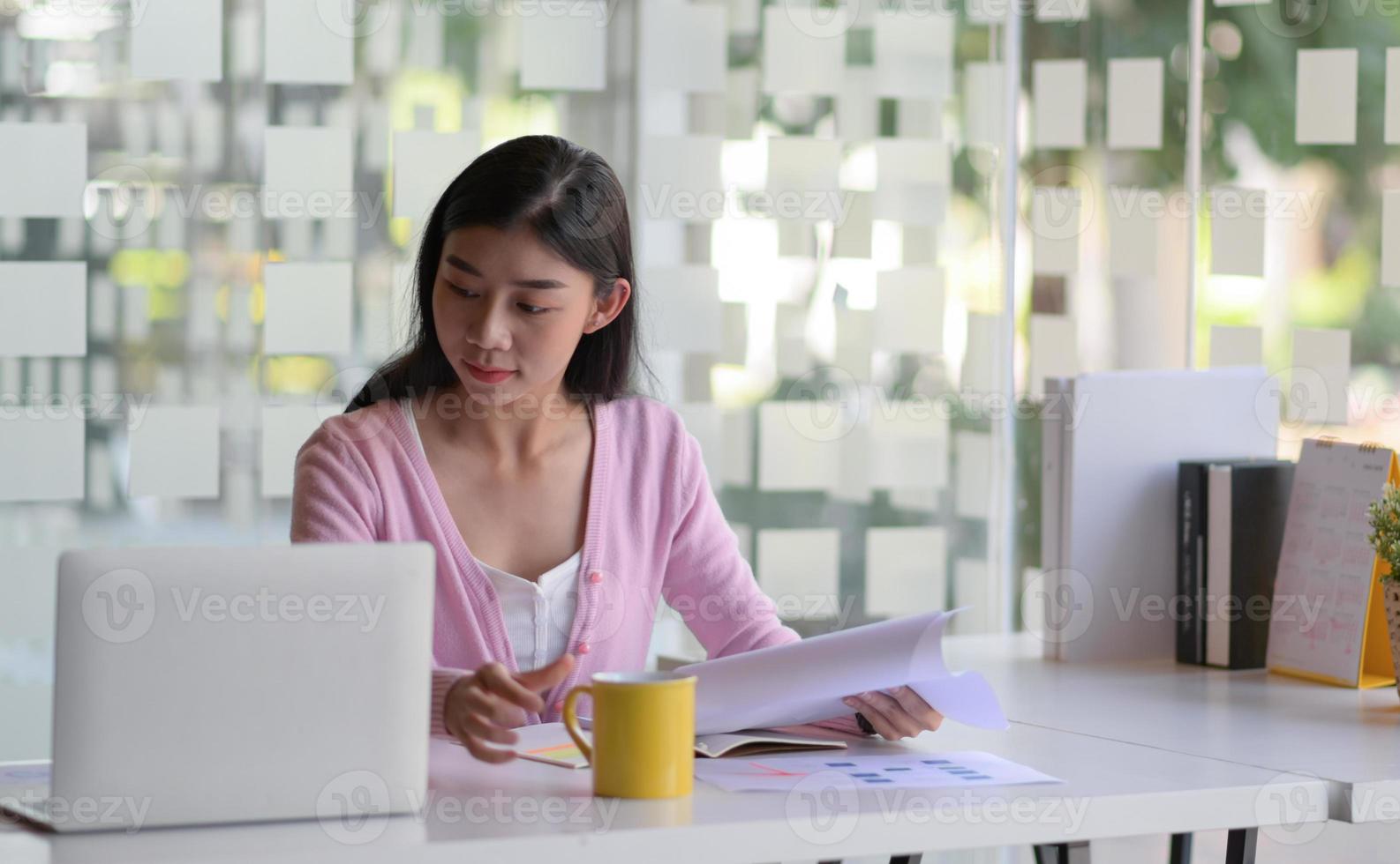 vrouwelijke student gebruikt laptop om online naar informatie te zoeken. foto