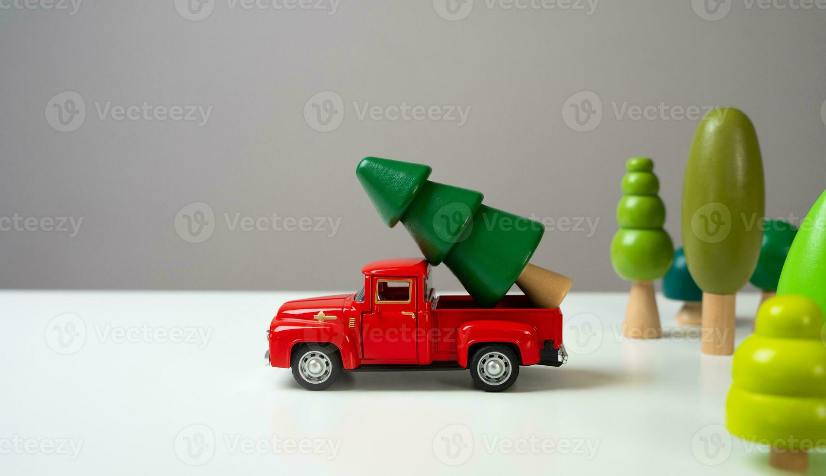 een oud oppakken vrachtauto duurt uit de Kerstmis boom van de Woud. Kerstmis en nieuw jaar. voorbereiding voor de vakantie. foto