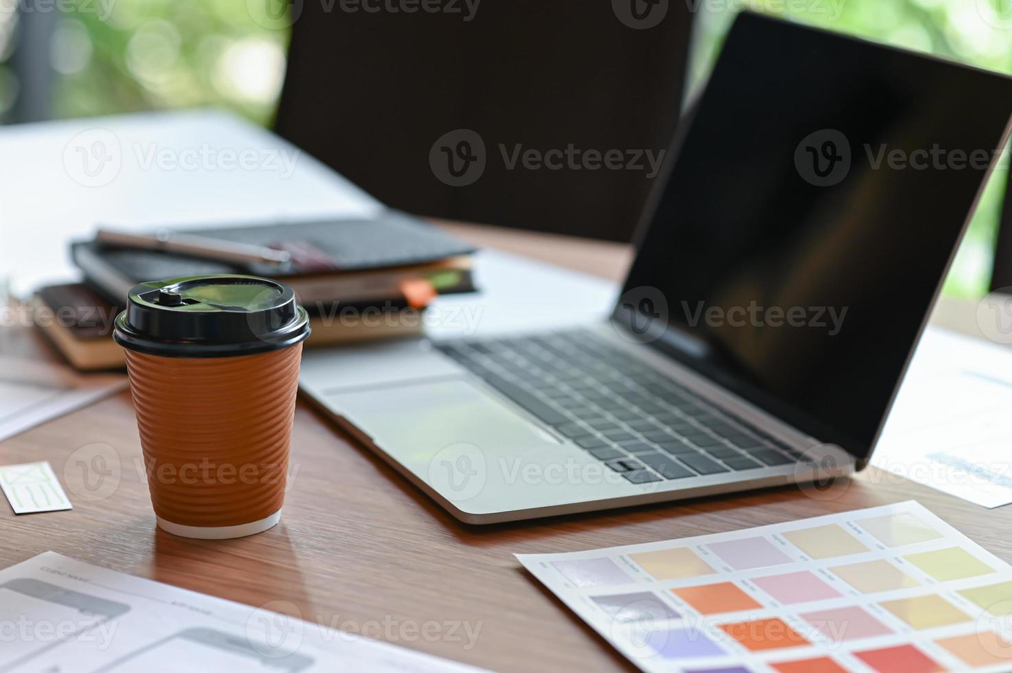 bijgesneden opname van een applicatieontwerpbureau met een schets van een mobiel scherm en koffie om mee te nemen in het thuiskantoor. foto