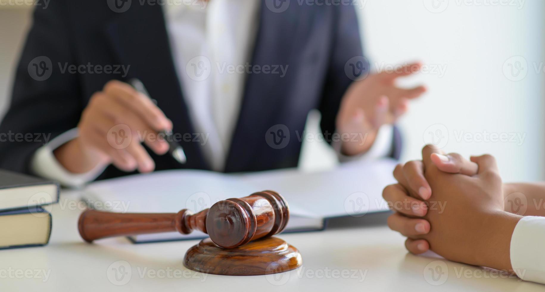 bijgesneden opname van advocaten die advies geven aan cliënten in het advocatenkantoor. foto