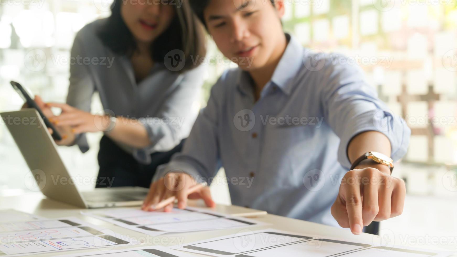 business team briefde de concepten voor de ontmoeting met klanten in het moderne kantoor uitgerust met laptopcomputer. foto