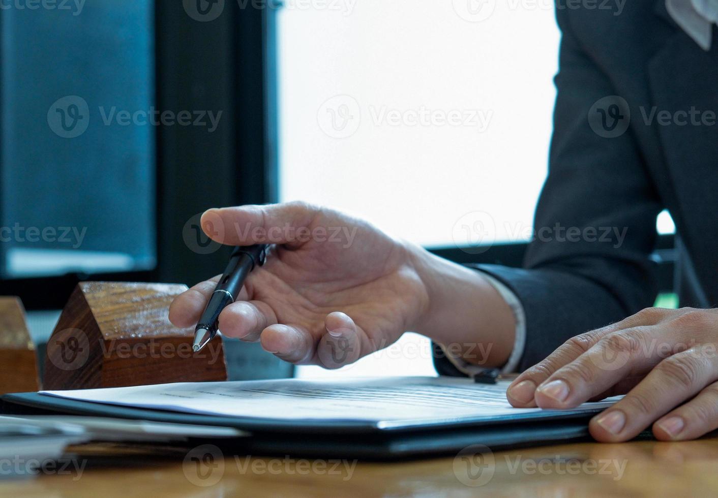 conceptovereenkomst, zakenlieden die een pen houden die een contract met klant ondertekenen. foto