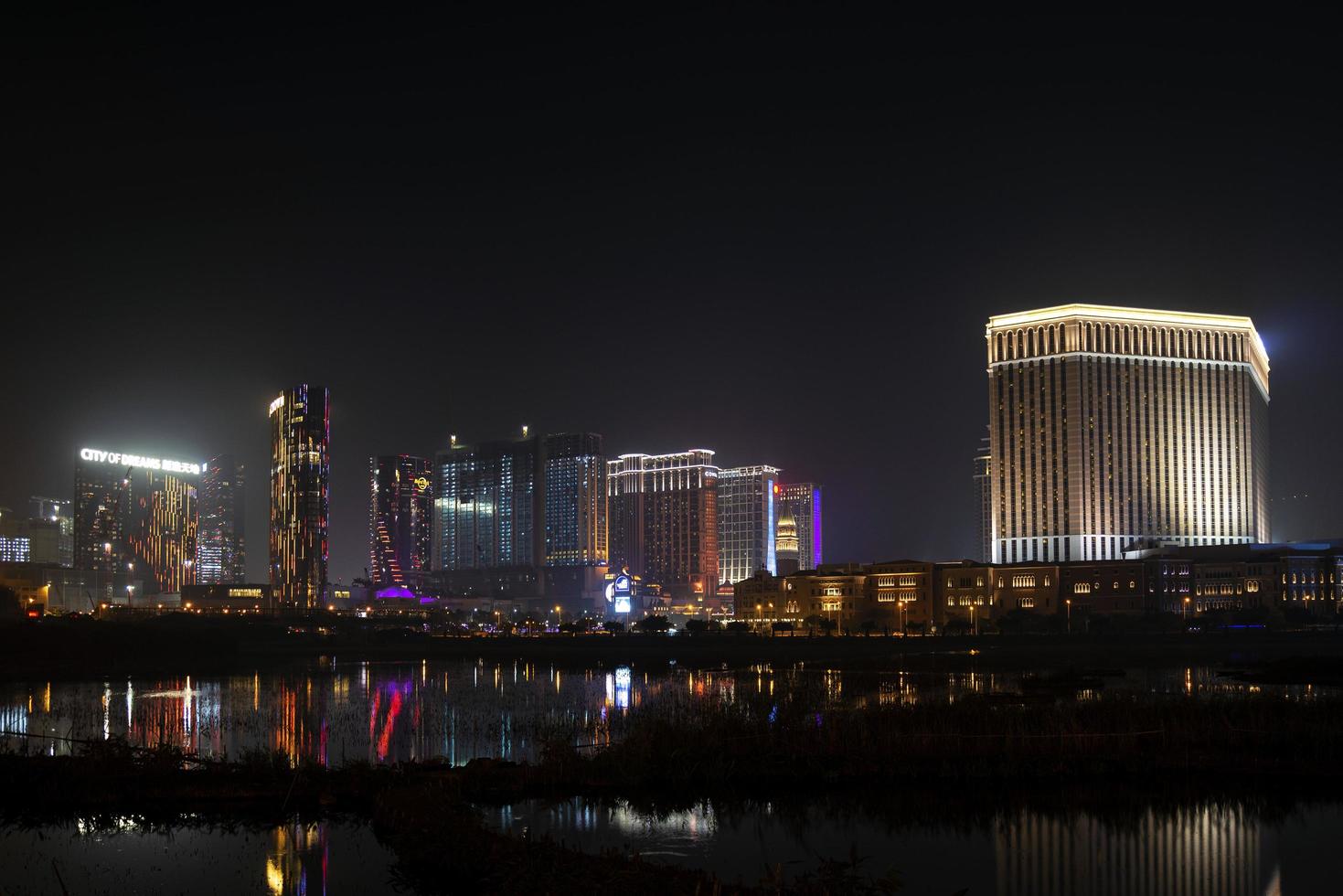 macau china, 2021 - cotai strip casino resorts 's nachts foto