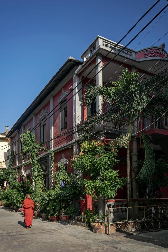 jonge boeddhistische monnik wandelen in de zonnige straat van phnom penh cambodja foto