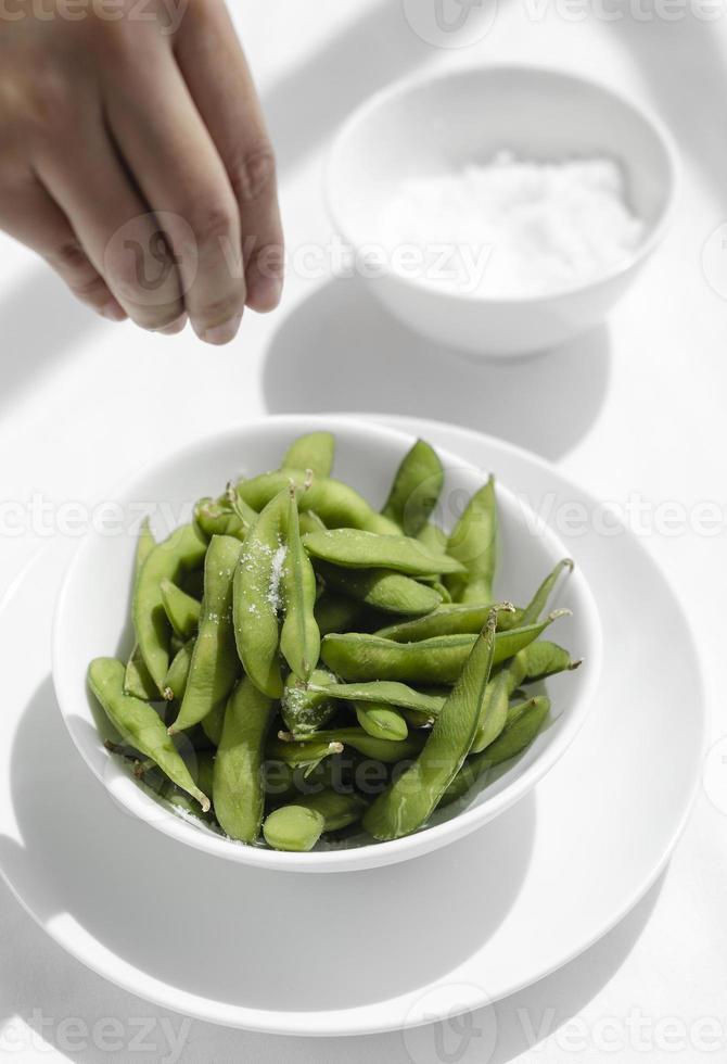 edamame bonen snack in kom op tafel met zeezout foto