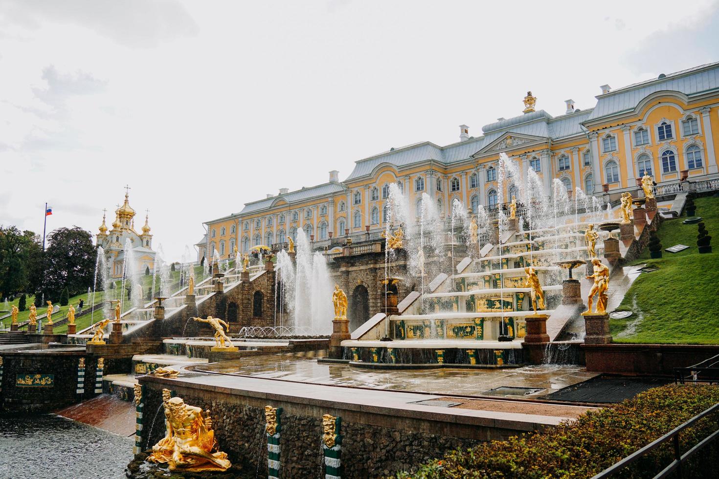 NS. petersburg, rusland, 2021 - grote waterval in petergof foto