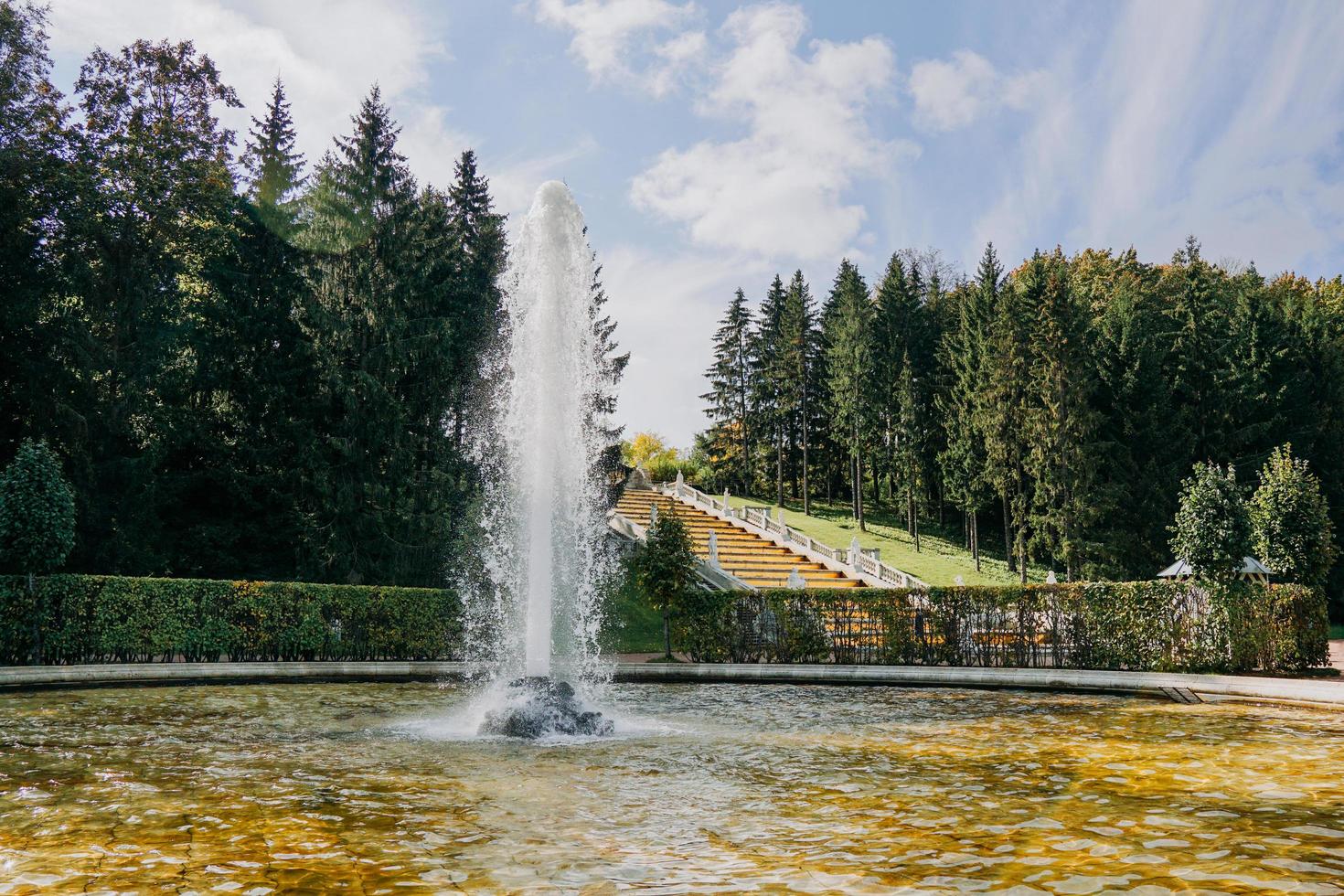 NS. petersburg, rusland, 2021 - zonnefontein in het lagere park foto