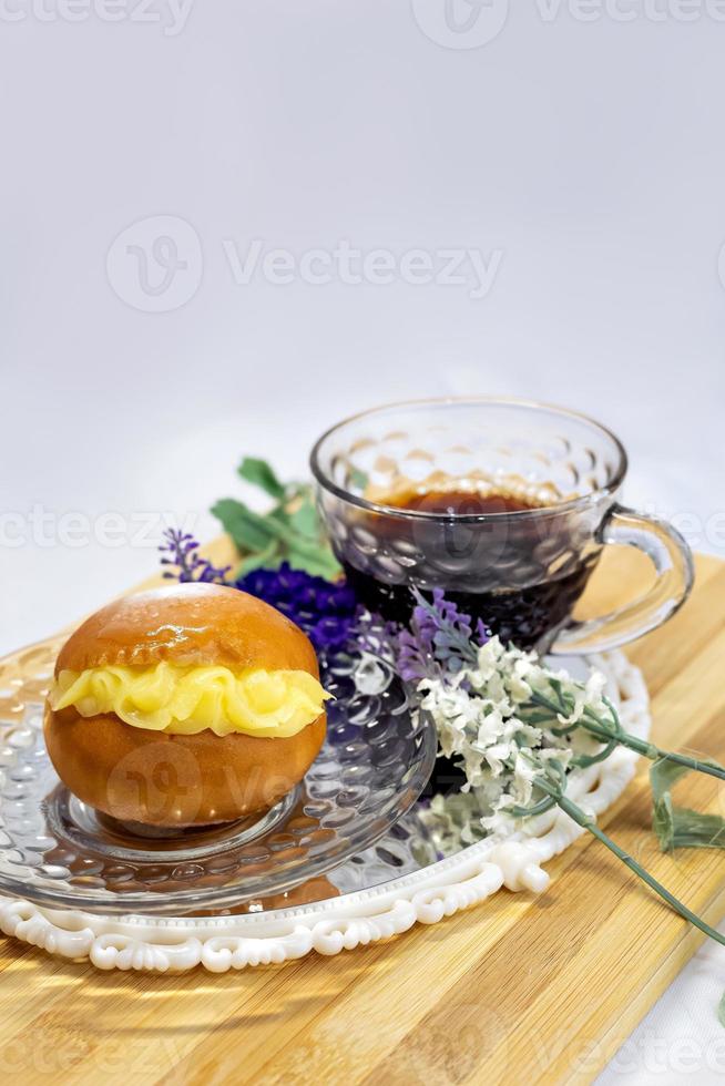 kopje thee met koekjes en bloemen foto