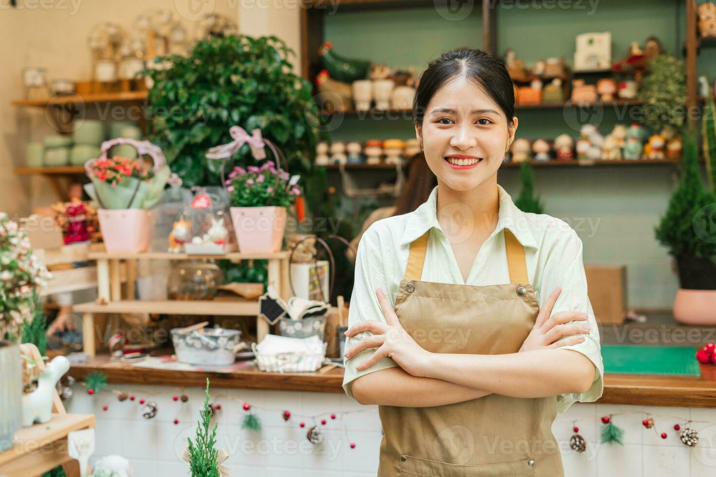 portret van Aziatisch vrouw werken in een fabriek winkel foto