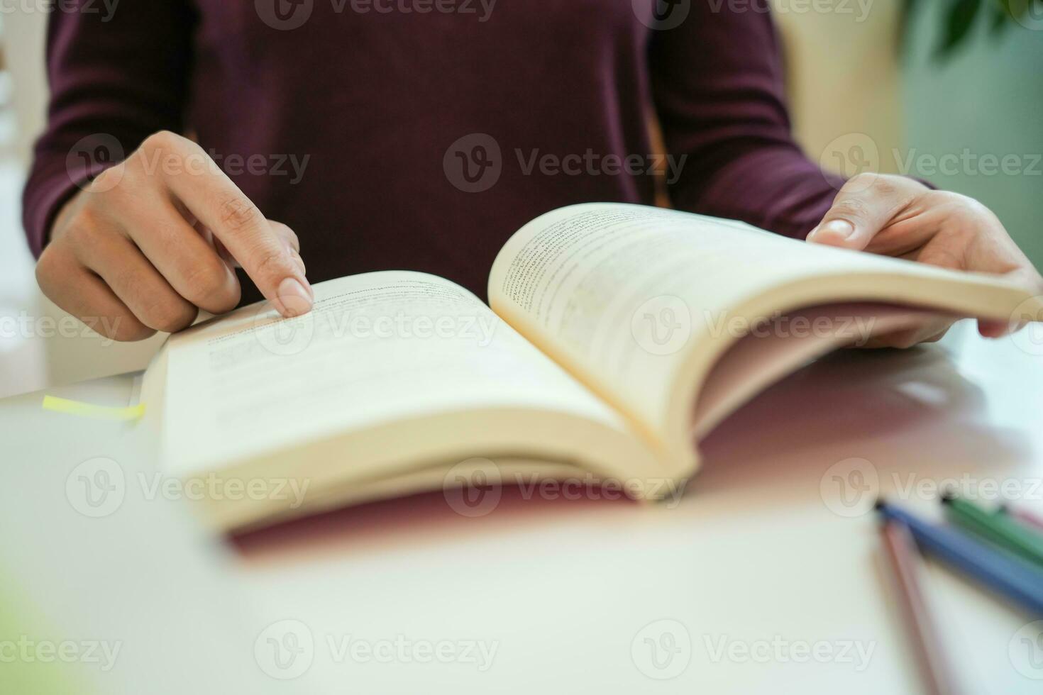 meisje leerling lezing boek voorbereidingen treffen voor college tentamen jong vrouw leerling aan het studeren en schrijven Aan notitieboekje maken in school- bibliotheek. foto