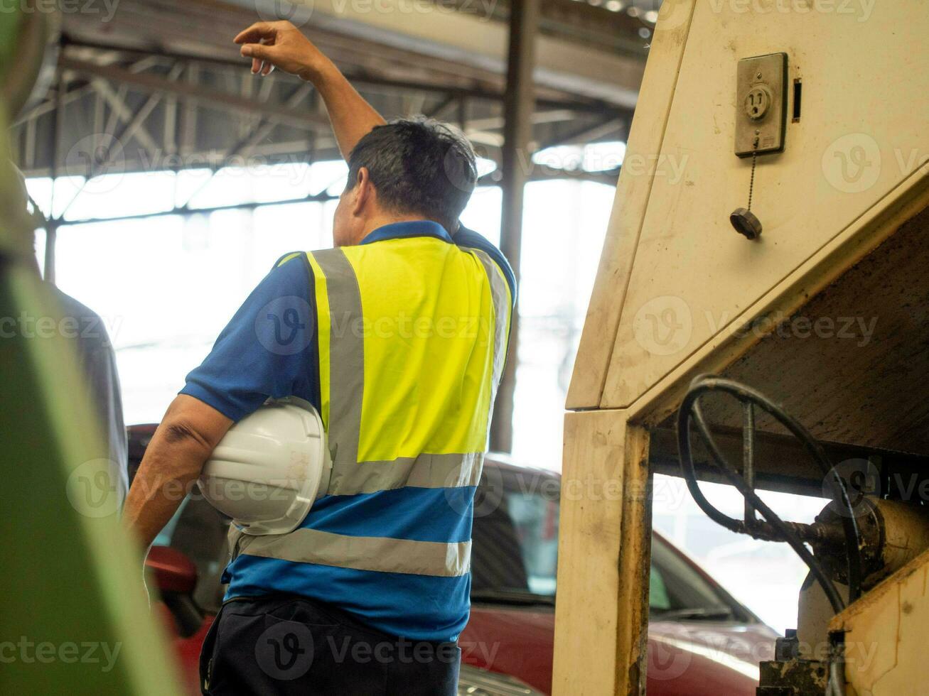 achterkant voorman ingenieur qa kwaliteit controle kribbe leidinggevende heel moe veeg zweet hand- arm vinger mannetje mensen menselijk technicus werknemer overwerk machinerie inspanning industrie uitlaat voorhoofd heet foto