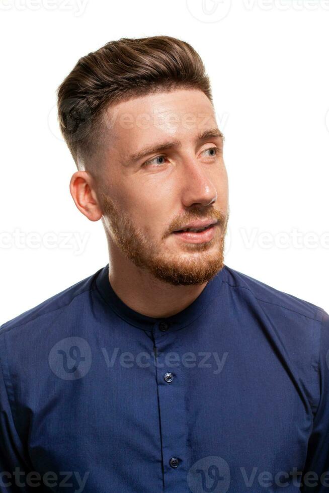aantrekkelijk jong Mens vervelend blauw shirt, geïsoleerd over- een wit achtergrond. foto