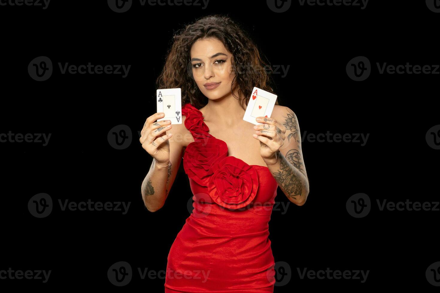 zelfverzekerd jong vrouw poker speler Holding paar- van winnend azen foto