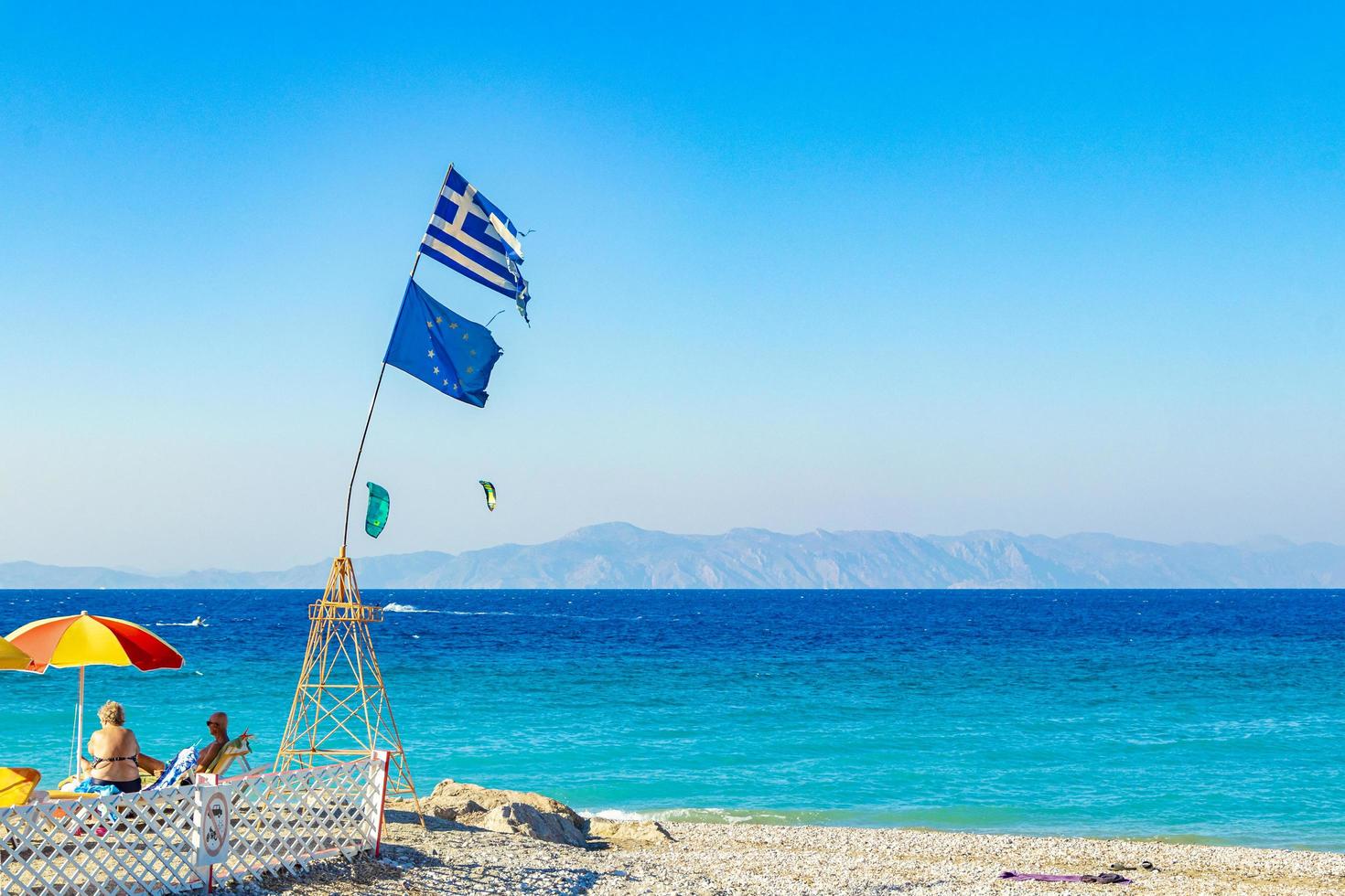 mensen op het strand van Kremasti, Rhodos, Griekenland, 2018 foto